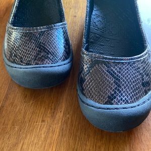 Muk Luk Sandy Sporty Shoes Snakeskin Size 10 NWOT